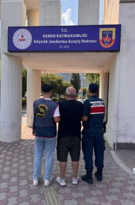 ANTALYA (AA) – Antalya'da yürütülen operasyonda, biri Interpol tarafından aranan