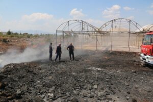 ANTALYA (AA) – Antalya'nın Aksu ilçesinde çıkan yangında bazı seralar