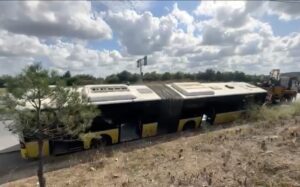 İSTANBUL (AA) – Arnavutköy'de İETT otobüsü, yol kenarındaki yağmur suyu