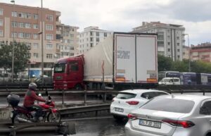 İSTANBUL (AA) – Avcılar'da kayan tırın dorsesinin yolu kapatması yüzünden