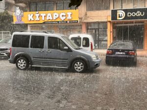 AYDIN (AA) – Aydın'ın Nazilli ilçesinde etkili olan sağanak ve