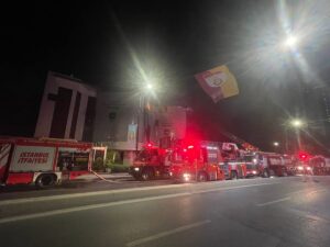 İSTANBUL (AA) – Beşiktaş'ta bir bankanın ATM'sinde çıkıp binanın üst