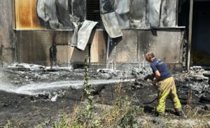 İSTANBUL (AA) – Beylikdüzü'nde, otluk alanda başlayıp fabrikaya sıçrayan yangın