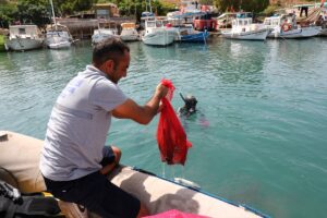 MUĞLA (AA) – Muğla'nın Bodrum ilçesinde düzenlenen çevre temizliği etkinliğinde,