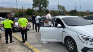 BOLU (AA) – Bolu'da polisin "dur" ihtarına uymayıp otomobille kaçan