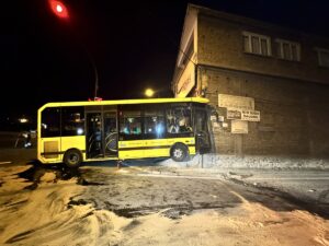 BURSA (AA) – Bursa'nın Osmangazi ilçesinde oto tamir dükkanına çarpan