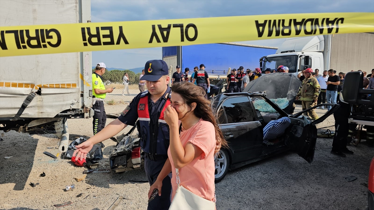 Bursa'da park halindeki tıra çarpan otomobildeki 2 kişi öldü