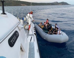 ÇANAKKALE (AA) – Çanakkale'nin Ayvacık ilçesi açıklarında 16 düzensiz göçmen