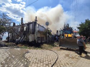 ÇANKIRI (AA) – Çankırı'nın Yapraklı ilçesinde çıkan yangında 4 ev