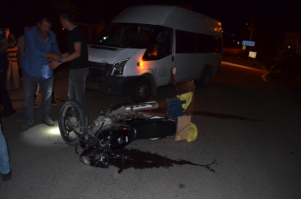 Çorum'da minibüsle otomobil çarpıştı, 3 kişi yaralandı