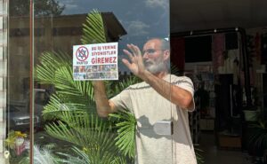 - İsrail'in Filistin'e yönelik saldırılarını protesto eden esnaf, dükkanlarının vitrinlerine,