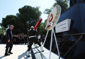 LEFKOŞA (AA) – Cumhurbaşkanı Recep Tayyip Erdoğan, Lefkoşa'daki Atatürk Anıtı'na