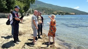 BALIKESİR (AA) – Balıkesir'in Erdek ilçesinde kepçe kiralayarak evlerinin önündeki