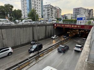 DENİZLİ (AA) – Denizli'de etkili olan sağanak yağış hayatı olumsuz