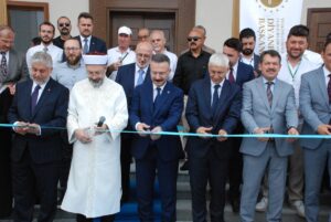 - "Farklı ırktan insanlar olabilir, farklı düşünceden, farklı felsefeden insanlar