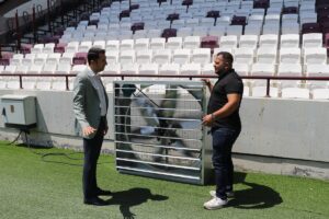 ELAZIĞ (AA) – Elazığ Atatürk Stadyumu'nda çimlerin sıcakta yanma riskine