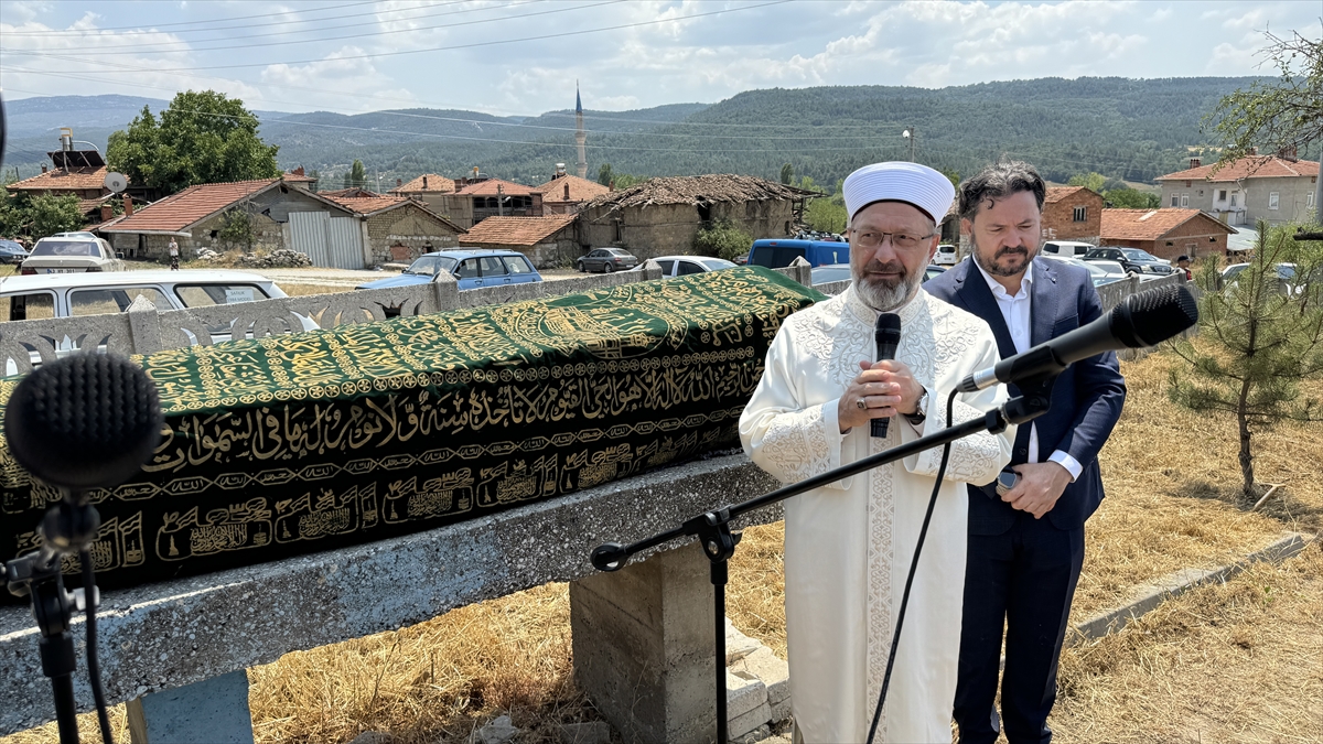 Erbaş, vefat eden özel kalem müdürünün dedesinin cenaze namazını kıldırdı