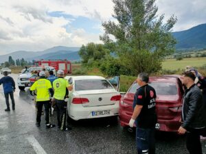 ERZİNCAN (AA) – Erzincan’da iki otomobilin çarpışması sonucu 3’ü çocuk