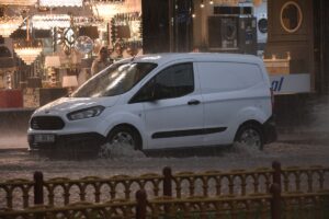 ERZURUM (AA) – Erzurum'da etkili olan şiddetli sağanak nedeniyle yollar