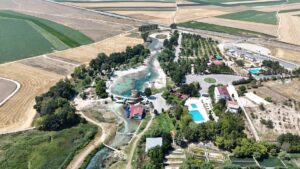 - Öncesinde turkuaz mavisi ve berrak suyuyla öne çıkan, kano