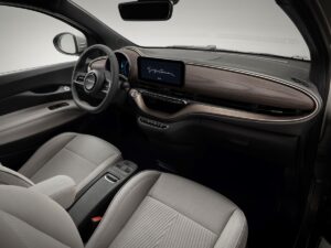 - Sınırlı sayıda üretilecek olan 500e Giorgio Armani 2025'te satışa