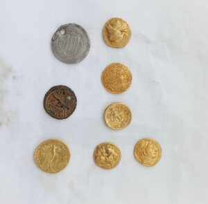 GAZİANTEP (AA) – Gaziantep Havalimanı'nda, bir yolcunun üzerinde tarihi eser