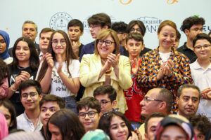 GAZİANTEP (AA) – Gaziantep Büyükşehir Belediye Başkanı Fatma Şahin, Liselere