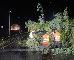 GİRESUN (AA) – Giresun'da sağanak nedeniyle bir ev yan yattı,
