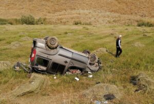 HAKKARİ (AA) – Hakkari'nin Yüksekova ilçesinde hafif ticari aracın devrilmesi