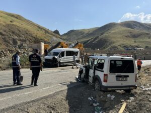 HAKKARİ (AA) – Hakkari'nin Yüksekova ilçesinde yolcu minibüsü ile hafif