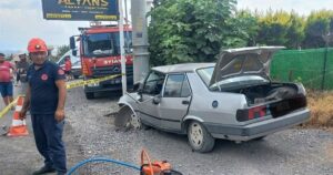 HATAY (AA) – Hatay'ın Erzin ilçesinde aydınlatma direğine çarpan otomobilin