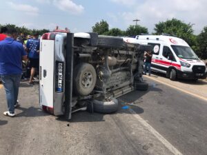 HATAY (AA) – Hatay'ın Erzin ilçesinde devrilen pikaptaki 4 kişi
