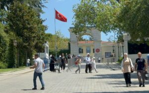 İSTANBUL (AA) – İstanbul'da, sıcak havadan bunalanlar, serinlemek için sahil