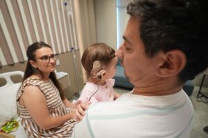 İZMİR (AA) – Doğuştan işitme engelli 14 aylık Ukraynalı Leia