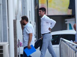 İZMİR (AA) – İzmir'in Konak ilçesinde sağanaktan korunmaya çalışırken elektrik