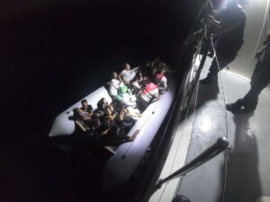 İZMİR (AA) – İzmir açıklarında 86 düzensiz göçmen kurtarıldı, 60