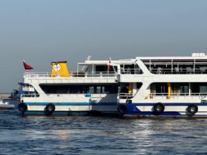 İZMİR (AA) – İzmir'de dümen arızası nedeniyle kıyaya yanaşamayan vapur,