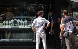 İZMİR (AA) – İzmir'in Buca ilçesinde iş yerinde uğradığı silahlı