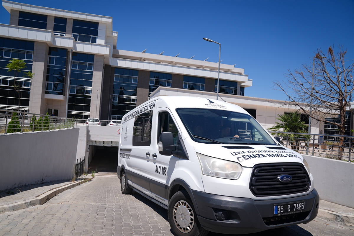 İzmir'de patlamada ölenlerin cenazeleri yakınlarına teslim ediliyor