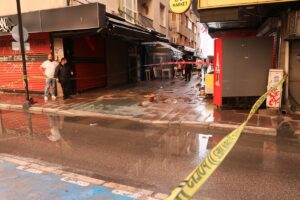 İZMİR (AA) – İzmir'in Konak ilçesinde sağanak yağıştan kaçmaya çalışırken