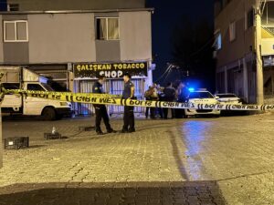 İZMİR (AA) – İzmir'in Karabağlar ilçesinde silahlı ve bıçaklı kavgada