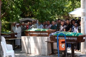 İZMİR (AA) – İzmir'in Menemen ilçesinde hemzemin geçitte yolcu treninin