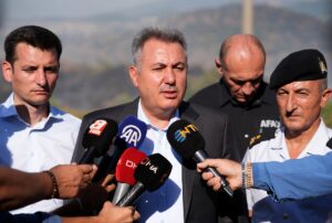 İZMİR (AA) – İzmir'in Urla ilçesinde çıkan orman yangınına havadan