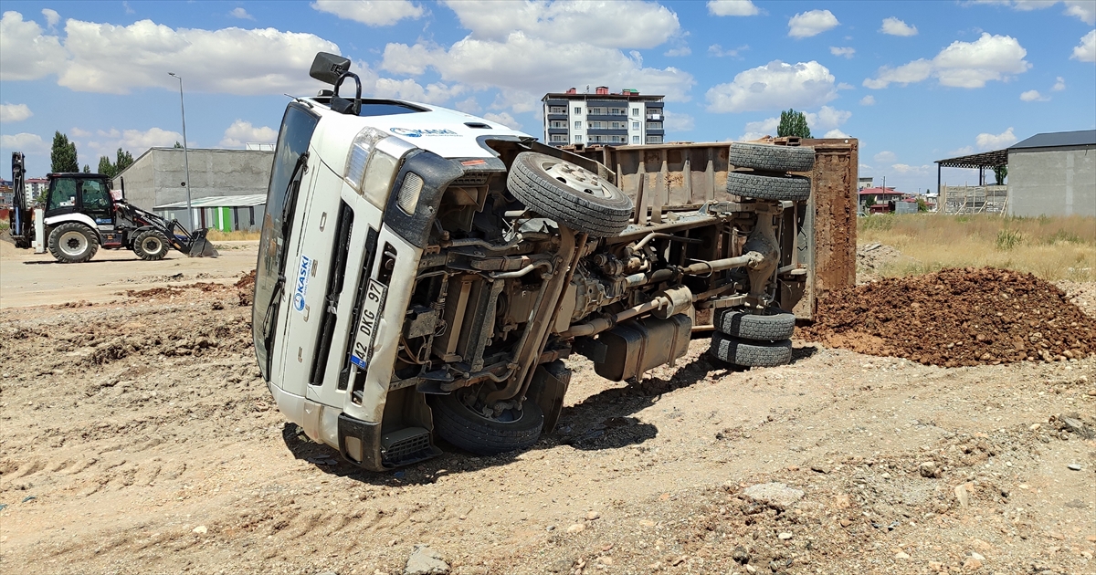 Kahramanmaraş’ta hafriyat boşaltırken devrilen kamyonun sürücüsü yaralandı