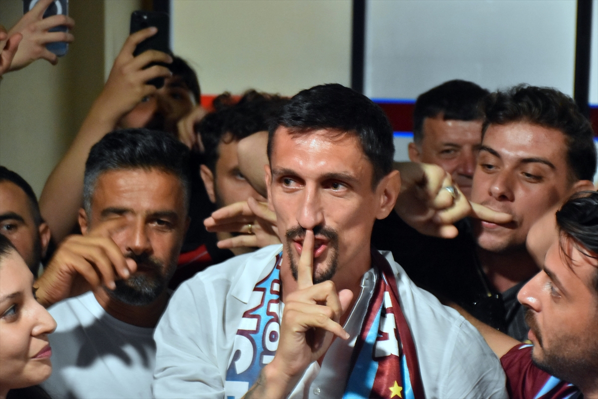 Karadağlı futbolcu Stefan Savic, transfer görüşmeleri için Trabzon'a geldi
