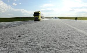 KARS (AA) – Kars'ta sağanak sonrası yağan dolu yaşamı olumsuz