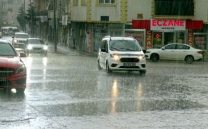 KARS (AA) – Kars'ın Sarıkamış ilçesinde etkili olan sağanak yaşamı