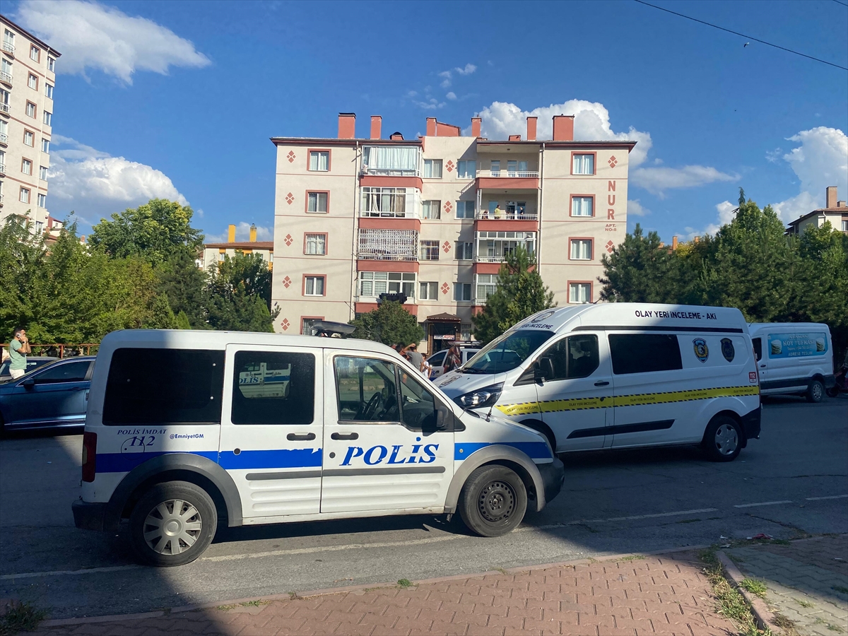 Kayseri'de komşular arasında çıkan silahlı kavgada baba ile oğlu yaralandı