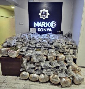 KONYA (AA) – Konya kent merkezinde bir araçta 145 kilo