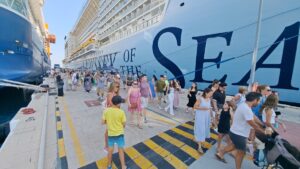 AYDIN (AA) – Kruvaziyer hareketliliğinin sürdüğü Kuşadası'na, 3 kruvaziyerle 8